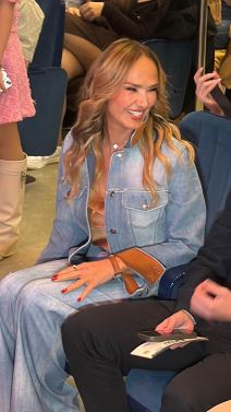 Marijana Mateus u prvom redu Sve oči uprte u poznatu Srpkinju na koncertu Jakova Jozinovica (5).jpg