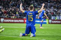 Memić na kolenima u dresu Bosne i Hercegovine.