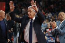 Svetislav Pešić diže ruke navijačima.