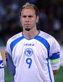 Sergej Barbarez sluša himnu BiH na Marakani