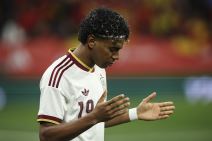 Lamin Jamal se moli.