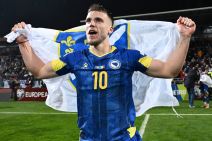 Ermedin Demirović fudbaler Bosne i Hercegovine slavi pobedu protiv Italije
