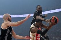 Ebuka Izundu u duelu sa Brunom Fernandom iz Partizana