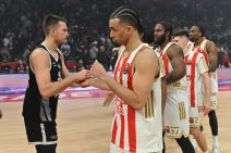 Džordan Nvora se pozdravlja sa Arijanom Lakićem posle derbija Zvezda Partizan