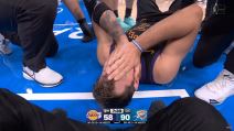 Luka Dončić leži povređen.