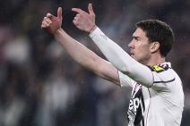 Dušan Vlahović pokazuje prstima u dresu Juventusa.