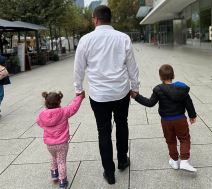 Sveštenik Nenad Mitrić sa decom