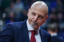 Saša Obradović u odelu i s crvenom kravatom.