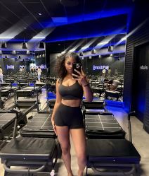 Najlepša NBA voditeljka Tejlor Ruks slika selfi u teretani