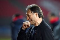 Miroslav Tanjga stavlja ruku na usta.