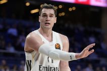 Mario Hezonja pokazuje rukom u dresu Real Madrida.