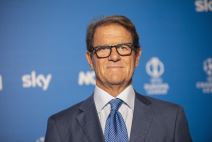 Fabio Kapelo u odelu i naočarima.