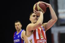 Stefan Miljenović šutira na koš protiv Igokee