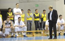 Duško Vujošević gleda Bogdana Bogdanovića na klupi Partizana