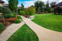 travnjak i staze u dvoristu.jpg