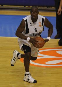 Milt Palasio kreće u napadu u dresu Partizana u Pioniru