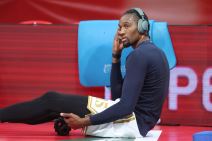 Ebuka Izundu sedi sa slušalicama na glavi.