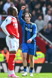 Aleks Smit iz Bornmuta slavi gol protiv Arsenala