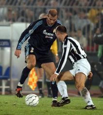 Zinedin Zidan i Igor Duljaj u duelu na Partizan Real Madrid