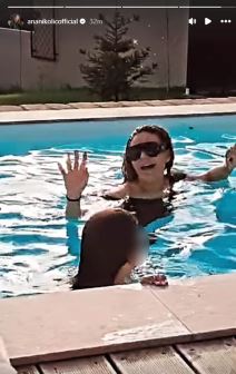 Ana Nikolić se kupa u bazenu Raletove vile s ćerkom u ruci šampanjac