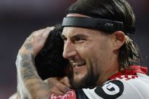 Nemanja Gudelj slavi pobedu Sevilje (3).jpg