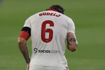 Nemanja Gudelj slavi pobedu Sevilje (5).jpg