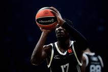 Isak Bonga šutira slobodna bacanja