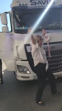 Ćana kamionom sitgla na nastup (3).png