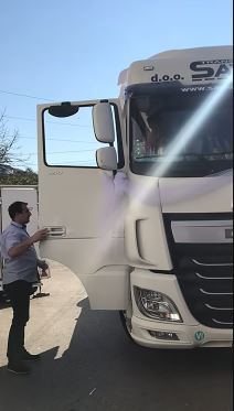 Ćana kamionom sitgla na nastup (4).png