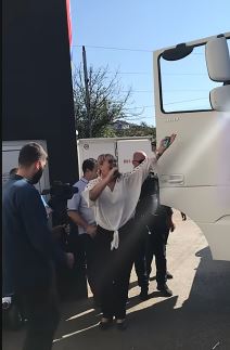 Ćana kamionom sitgla na nastup (5).png