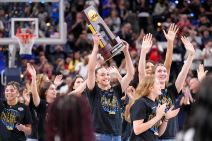 Anđela Dugalić slavi trofej NCAA.