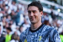 Dušan Vlahović namiguje u opremi Juventusa.