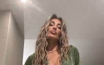 Senidah se fotkala u gola u tuš kabini