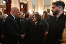 Supruga Ana i sin Luka na komemoraciji Duška Vujoševića