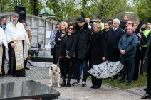 Porodica Duška Vujoševića sa psom na njegovoj sahrani