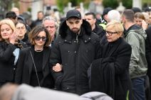 Supruga i sin Duška Vujoševića na sahrani n Novom groblju