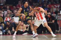 Bonzi Kolson u prodoru kraj Miloša Teodosića