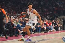 Kvin Elis u napadu na utakmici Zvezda Armani