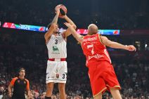 Kvin Elis šutira preko Dejana Davidovca na utakmici Zvezda Armani