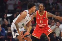 Kevin Elis u duelu sa Tajsonom Karterom na utakmici Zvezda Armani u Evroligi