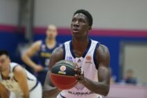 Abdraman Sibi u dresu OKK Beograda izvodi slobodno bacanje