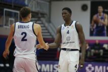 Abdraman Sibi se pozdravlja sa saigračem Brekićem