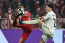 Majkl Olise u duelu sa Ardom Gulerom iz Real Madrida