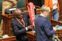 Pjer Kompani otac Vensana Kompanija trenera Bajern Minhena u parlamentu Belgije