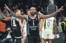 Karlik Džouns širi ruke i proslavlja pobedu.