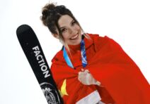 Ejlin Gu pozira sa medaljom na ZOI