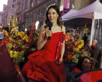 Ejlin Gu u crvenoj haljini u San Francisku