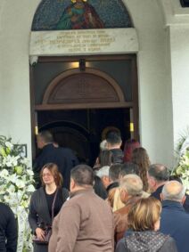 Ogroman broj ljudi ceka da izjavi saucesce porodici Sase Katancica (2).jpg