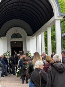 Ogroman broj ljudi ceka da izjavi saucesce porodici Sase Katancica (3).jpg