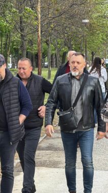 Brat Rade Manojlovic stigao na sahranu Sase Katancica Nenad jedan od retkih kolega koji se pojavio (2).jpg